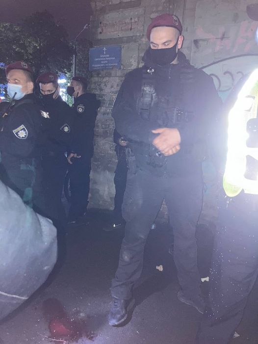 Сержант Иоанно возле лужи крови. Фото: Иван Скорина