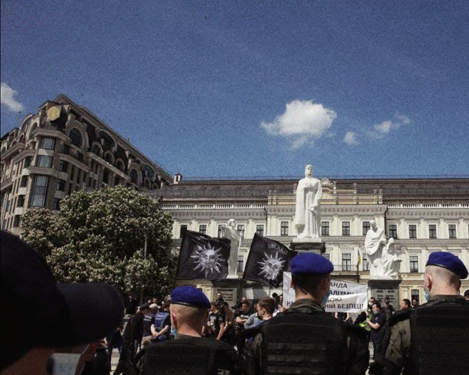 Флаги Solaris на протестах против марша трансгендеров. Фото: Telegram project_solaris