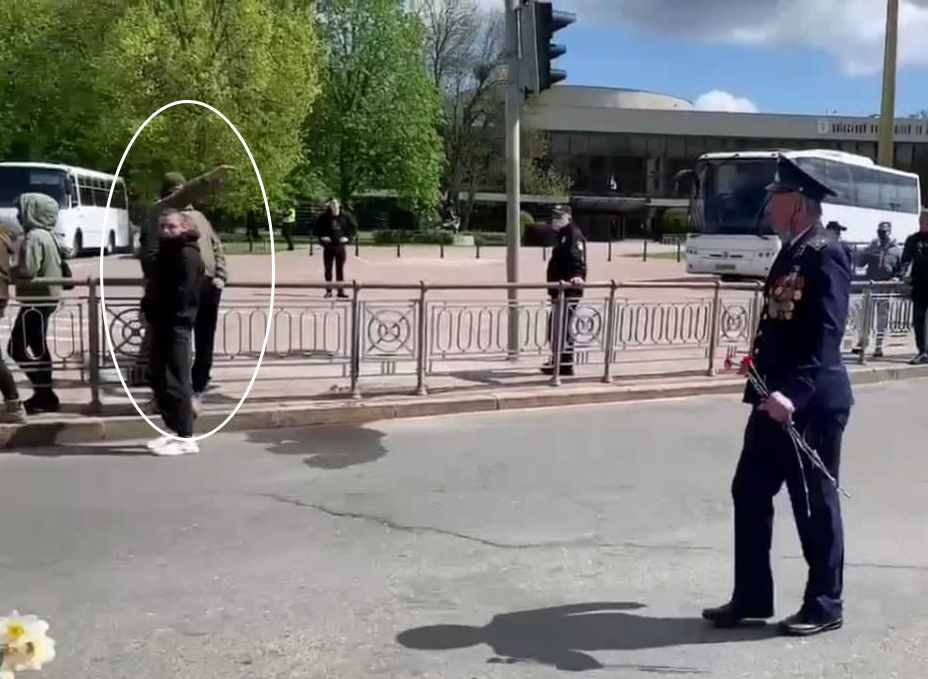 Киевлян возмутил провакационный жест молодого человека во время массовых мероприятий ко Дню победы над нацизмом. Фото: скриншот