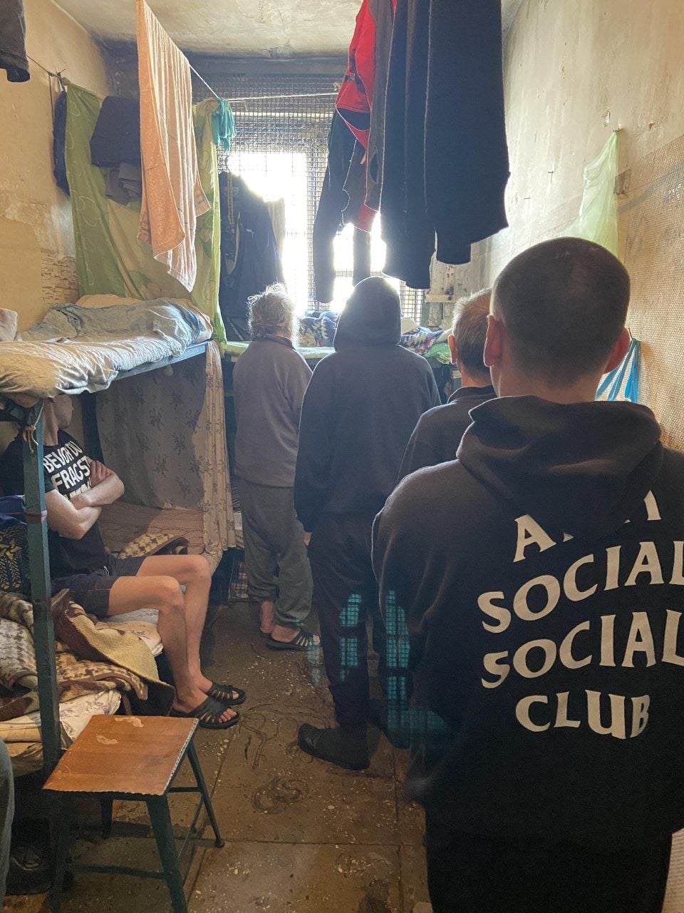 Дышать нечем, а спать приходится по очереди. Фото: ombudsman.gov.ua