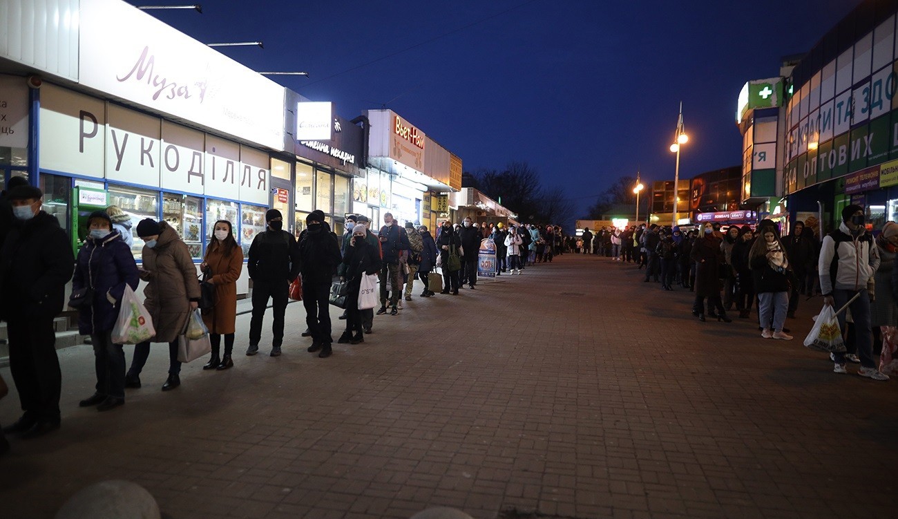 Очереди на остановках. Фото: РБК-Украина