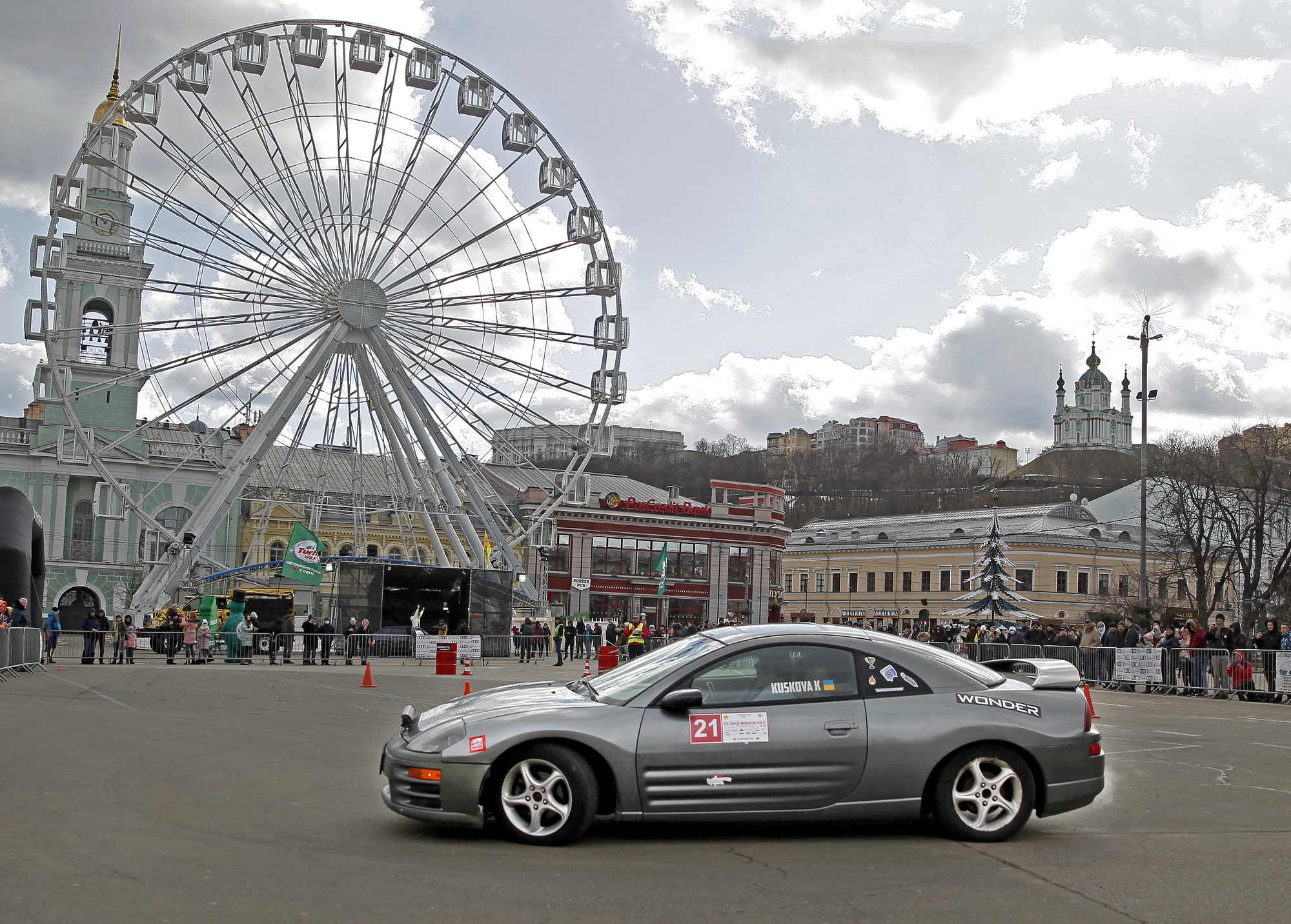 Старт гонок состоялся на Контрактовой площади. Фото: КГГА