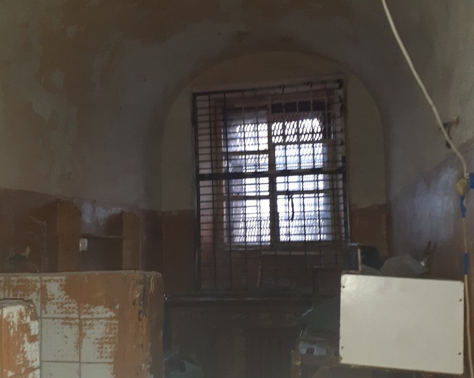 Чрезмерные решетки на окнах. Фото: ombudsman.gov.ua