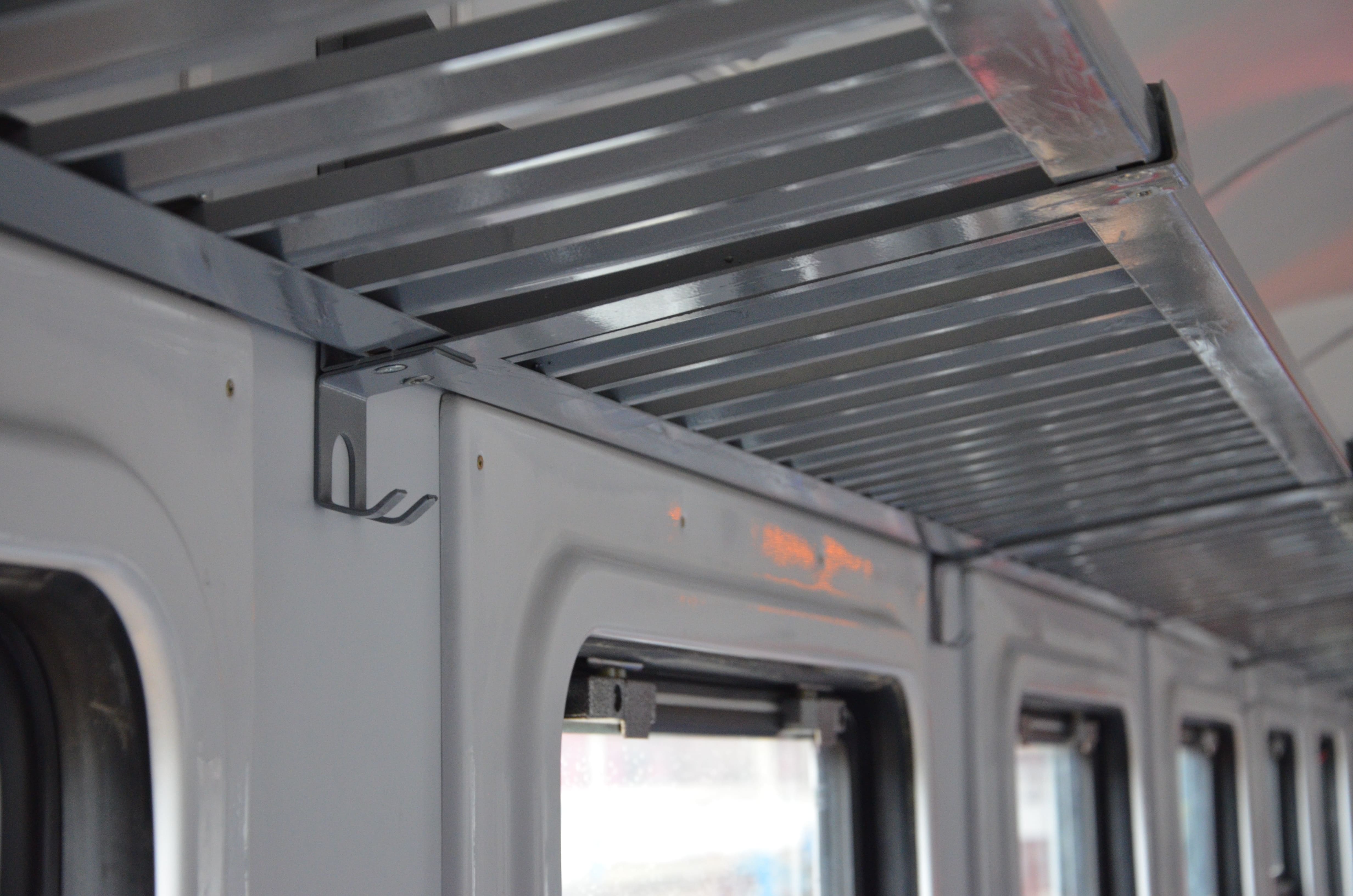 Полки и крючки. Фото: Иван Сотников