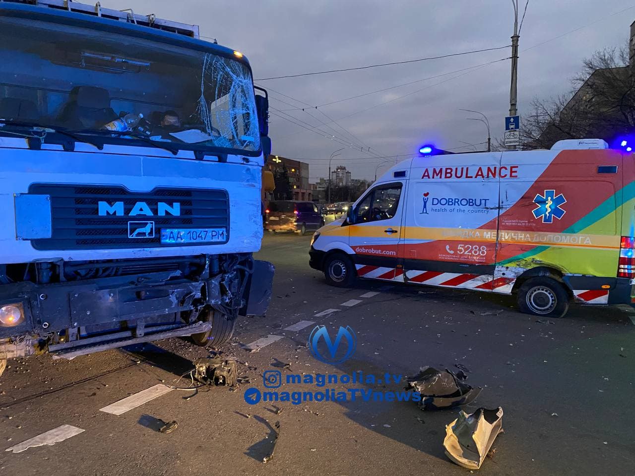 Мусоровоз протаранил скорую