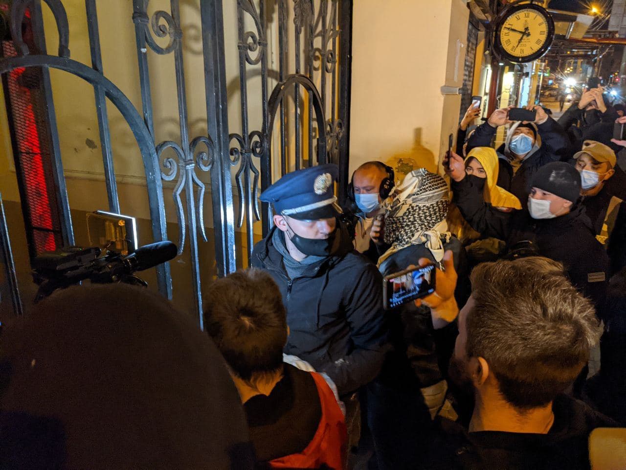 Попытки вломиться в бар. Фото: t.me/zaborona_com