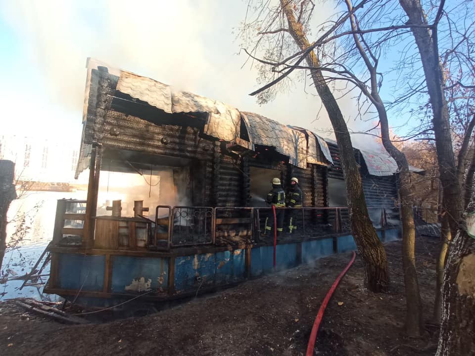 Здание оказалось практически полностью уничтожено огнем. Фото: ГСЧС