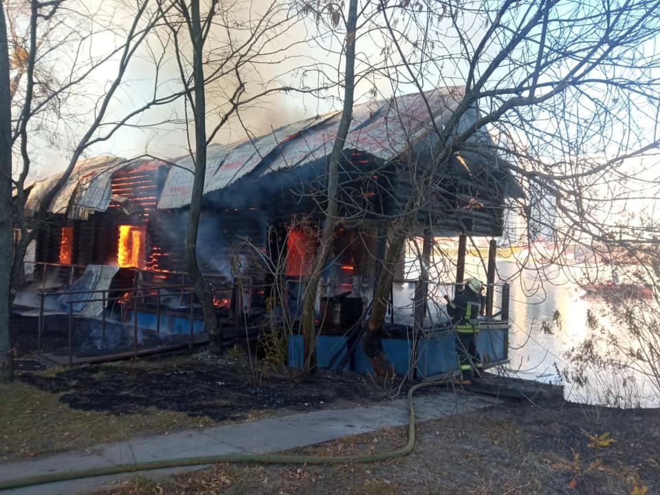 Пожарные использовали речную воду. Фото: ГСЧС