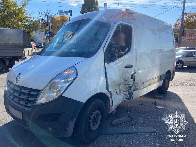 Фургон, в который врезался автокран.Фото: пресс-служба патрульной полиции Киева
