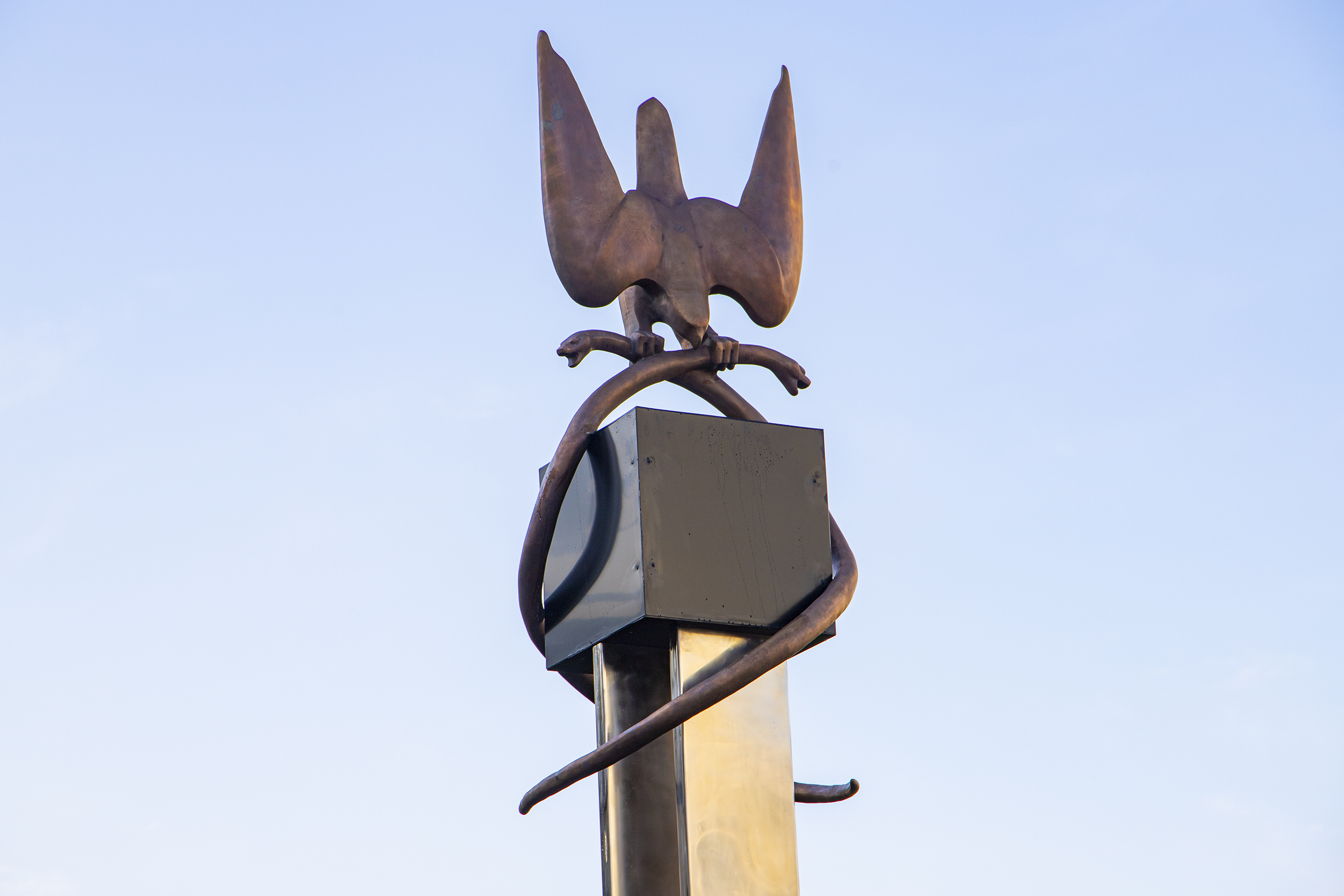 Навершие мемориала. Фото: КГГА