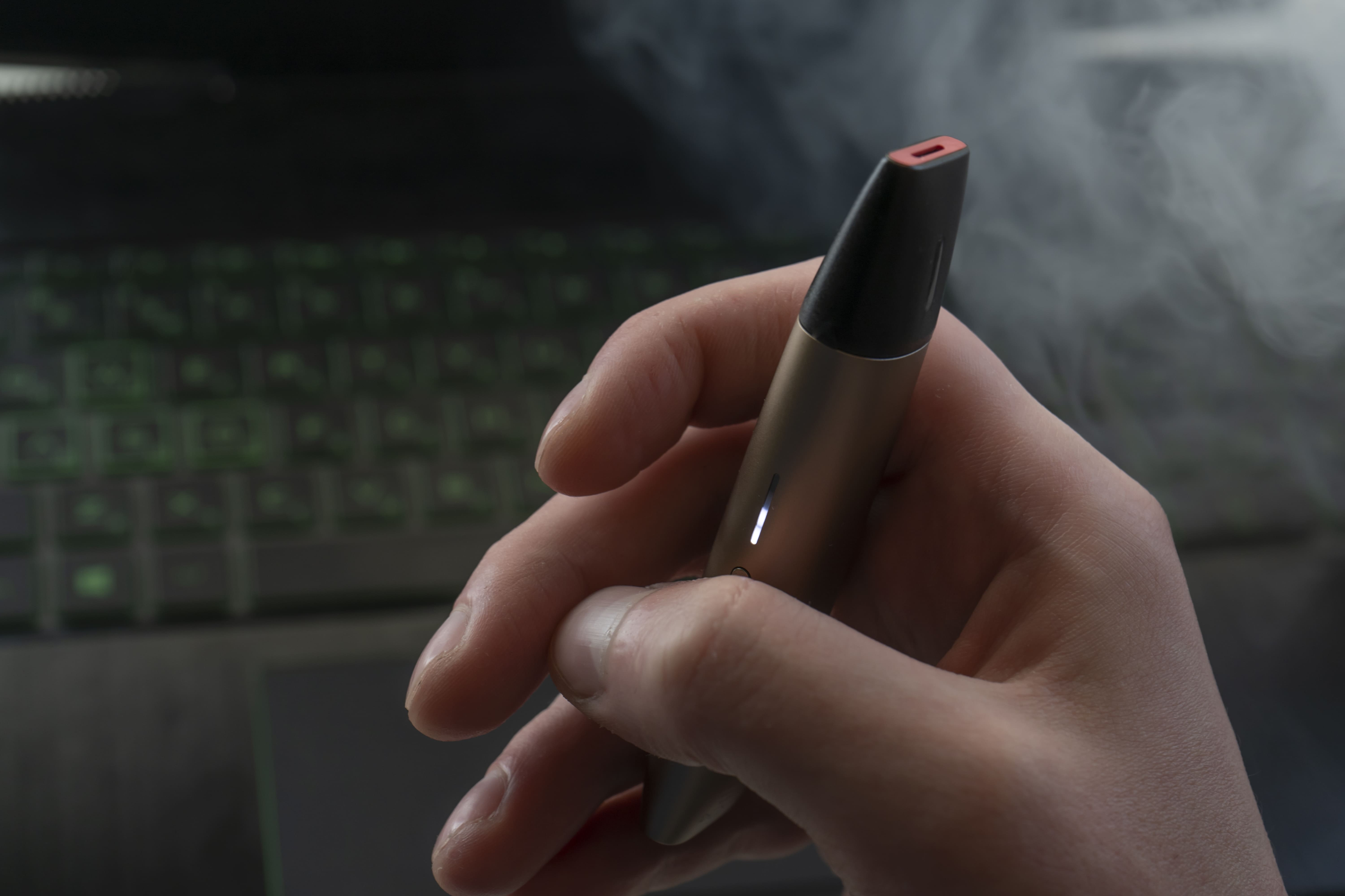 Мал, да удал: чем может удивить мини-вейп IQOS VEEV