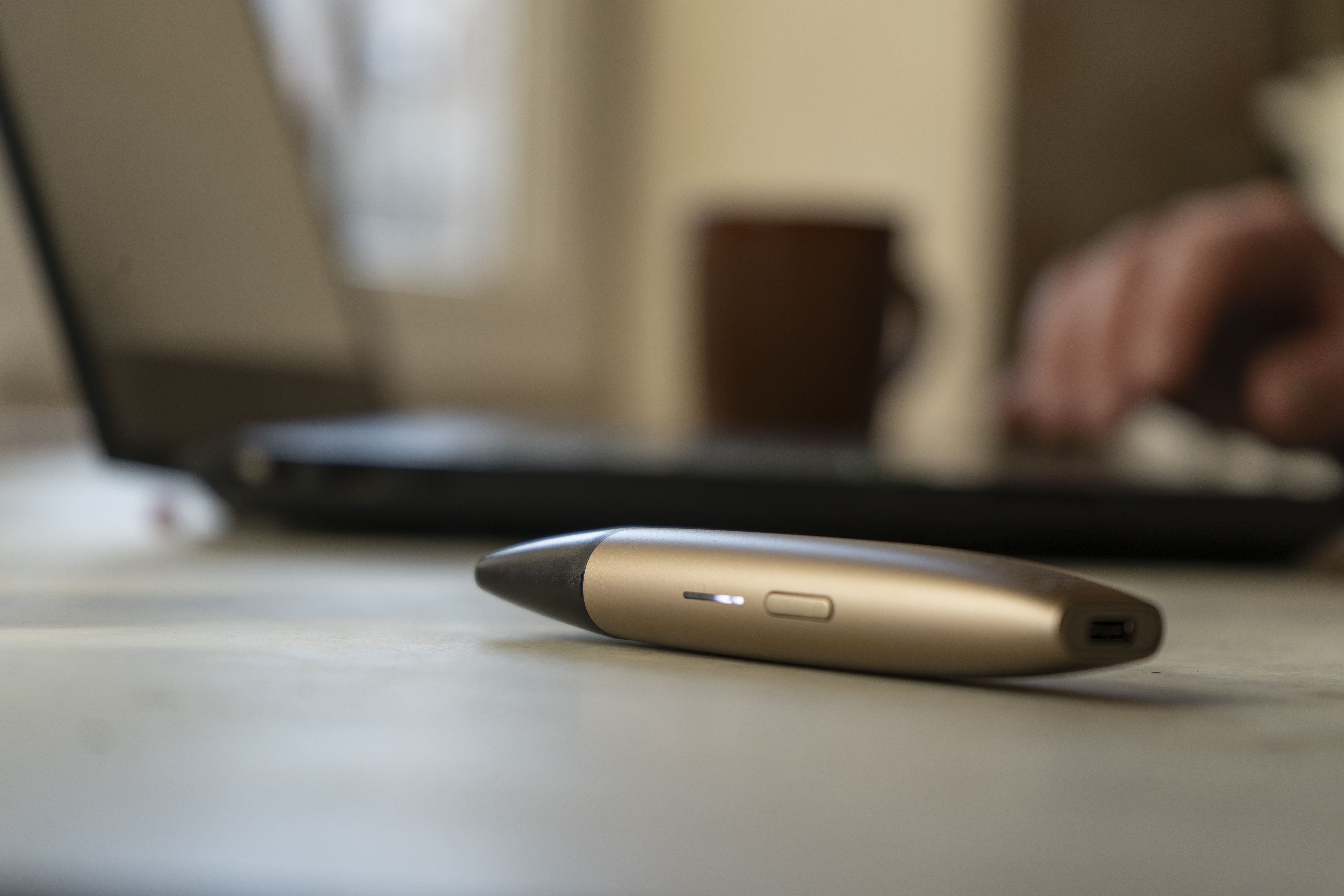 Мал, да удал: чем может удивить мини-вейп IQOS VEEV