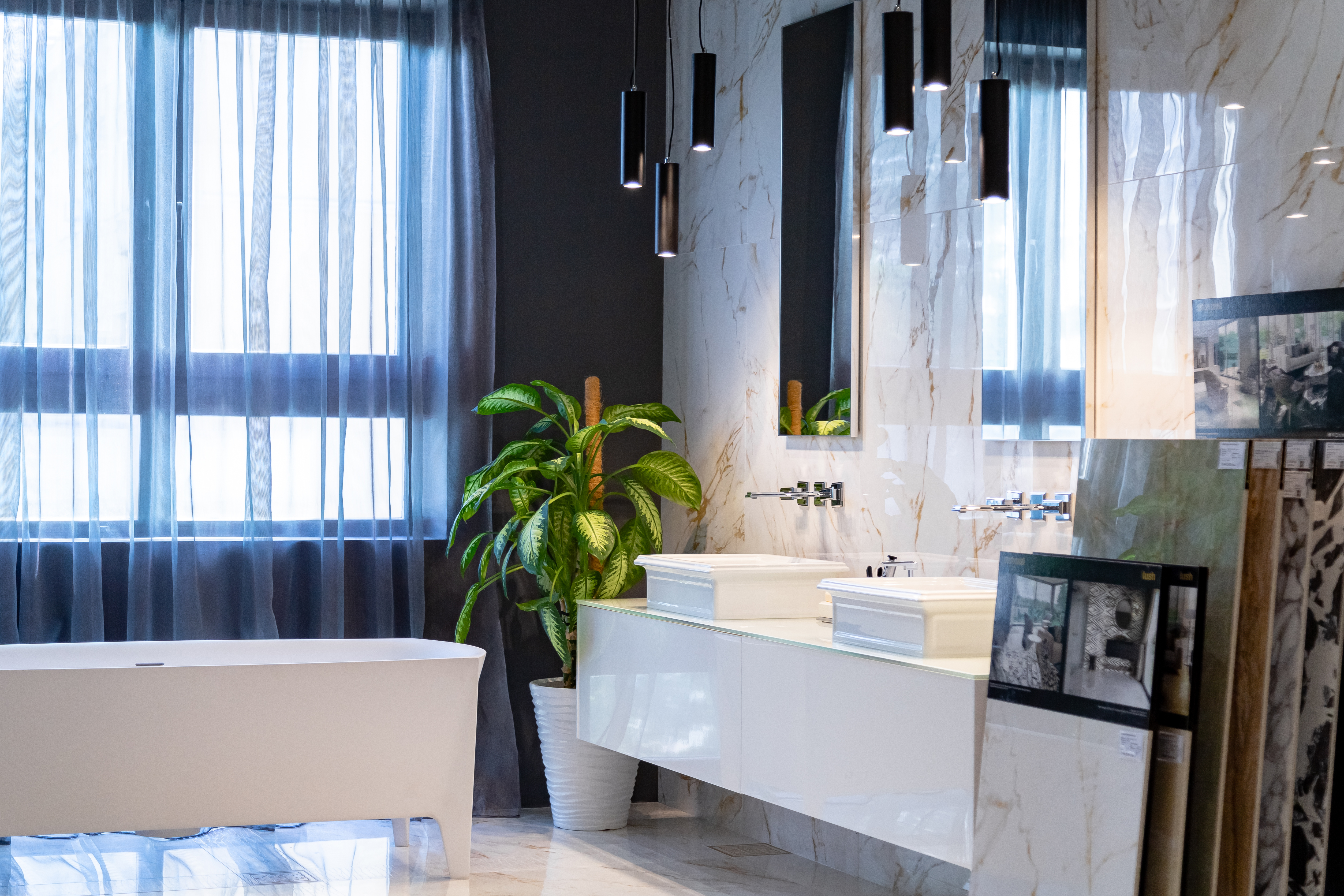 Сантехніка Karol, меблі та ванна Antonio Lupi, плитка Roberto Cavalli