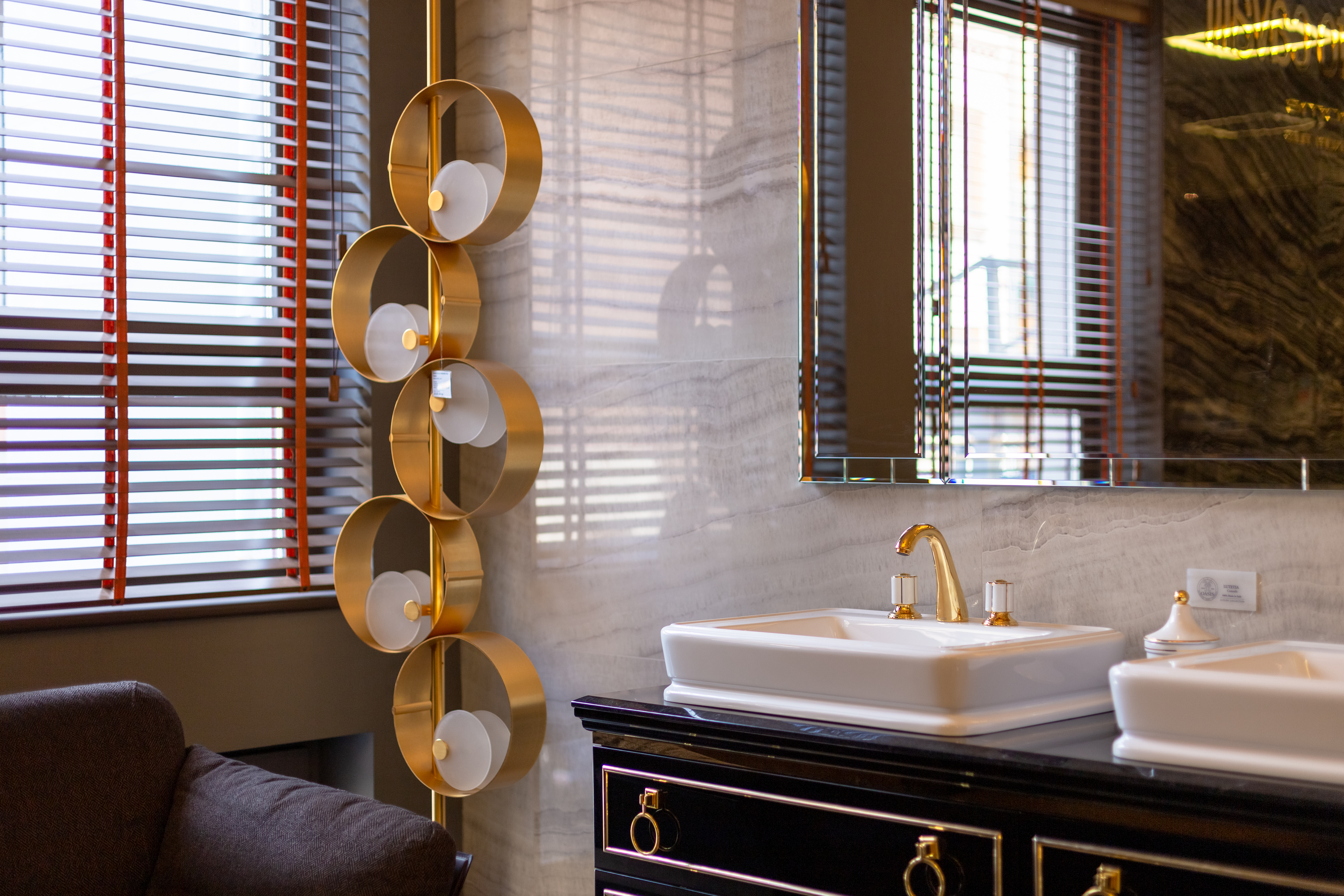 Меблі Oasis, торшер Masiero, плитка Roberto Cavalli 