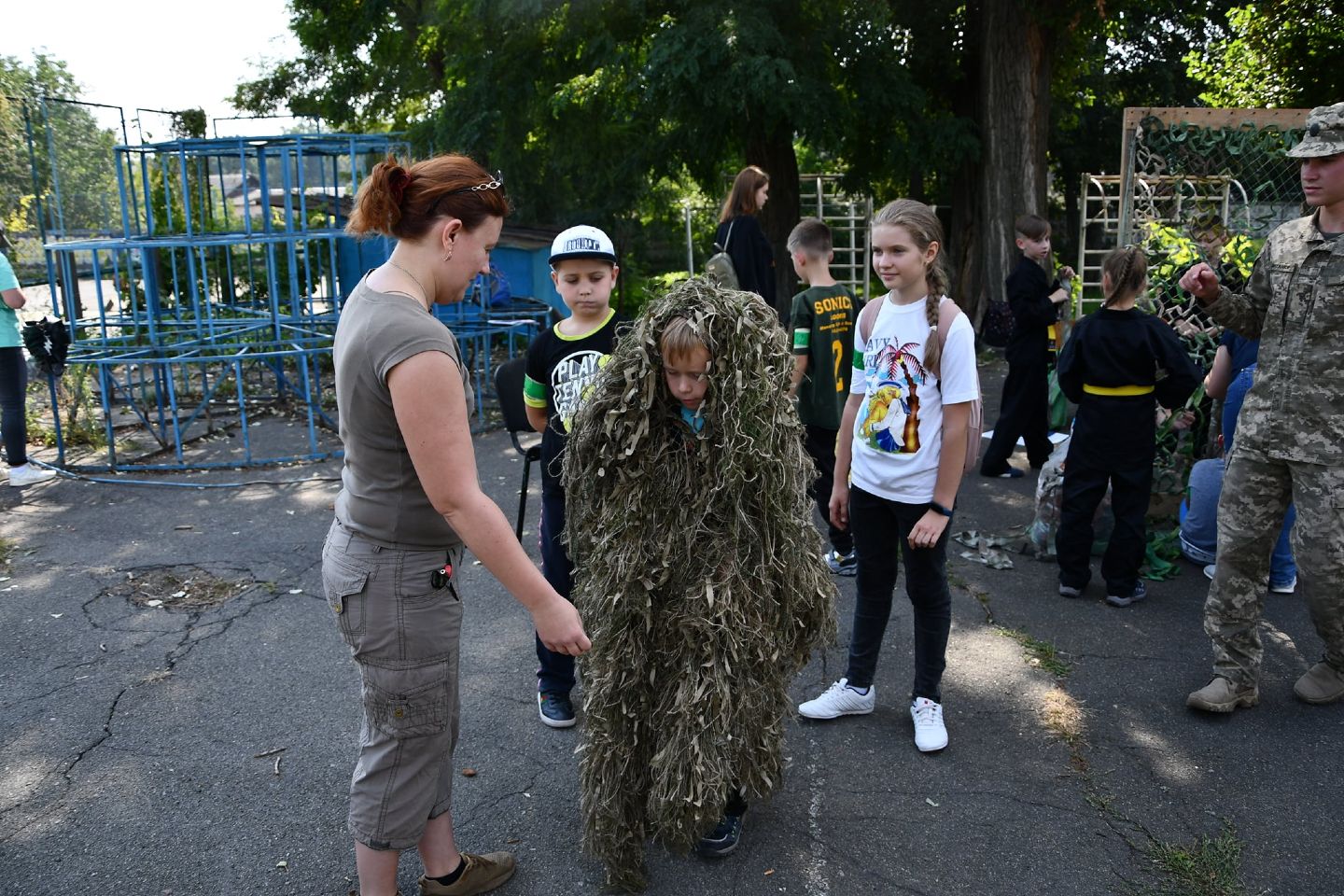 Учасникам лагеря дали примерять масхалат. Фото: Вечерний Киев
