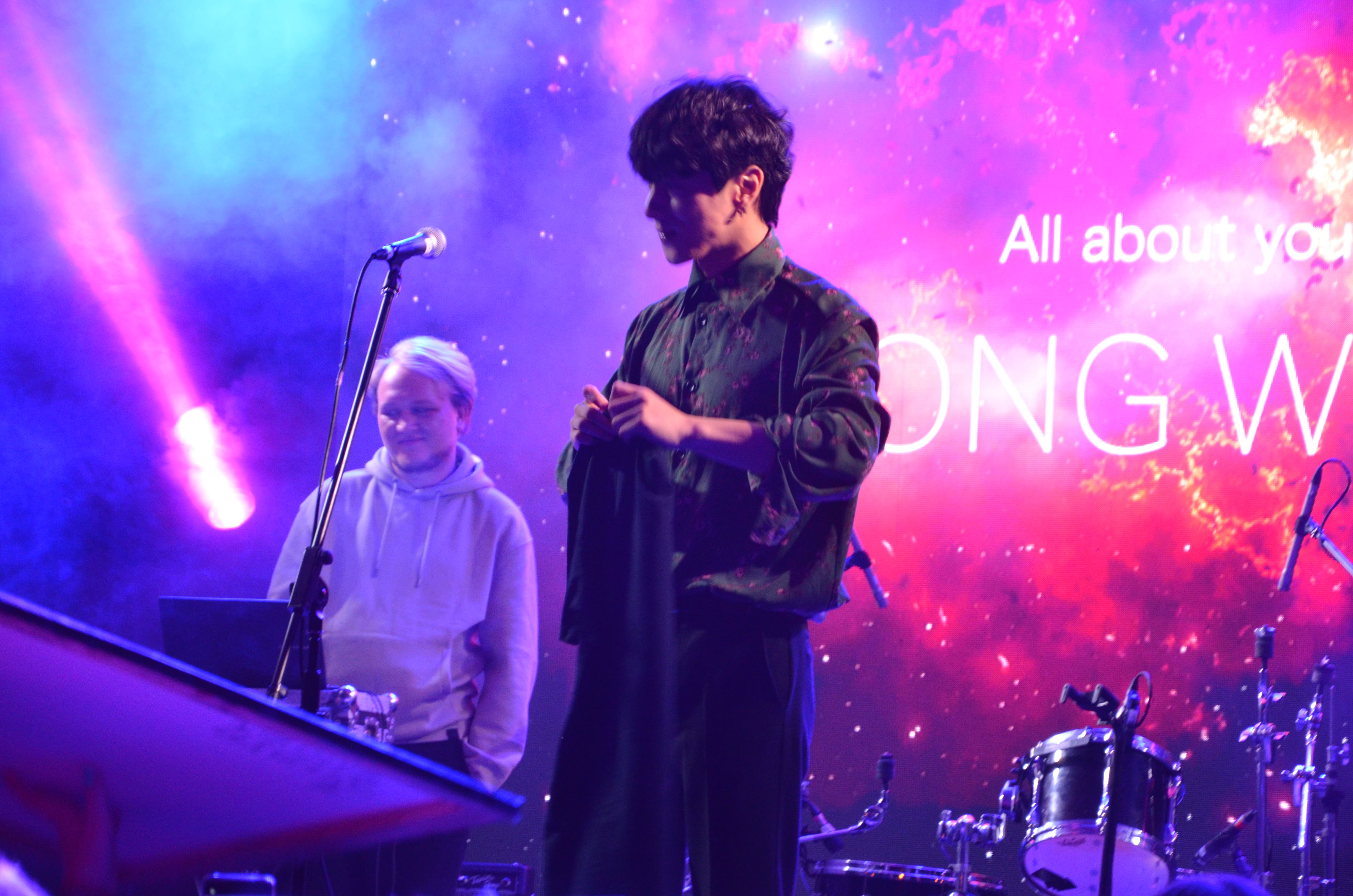 Сонг Сонсуб с подаренной футболкой. Фото: Иван Сотников