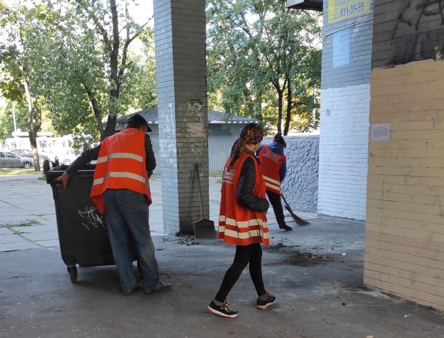 Коммунальщики снесли незаконную пристройку. Фото: Владимир Андриевский