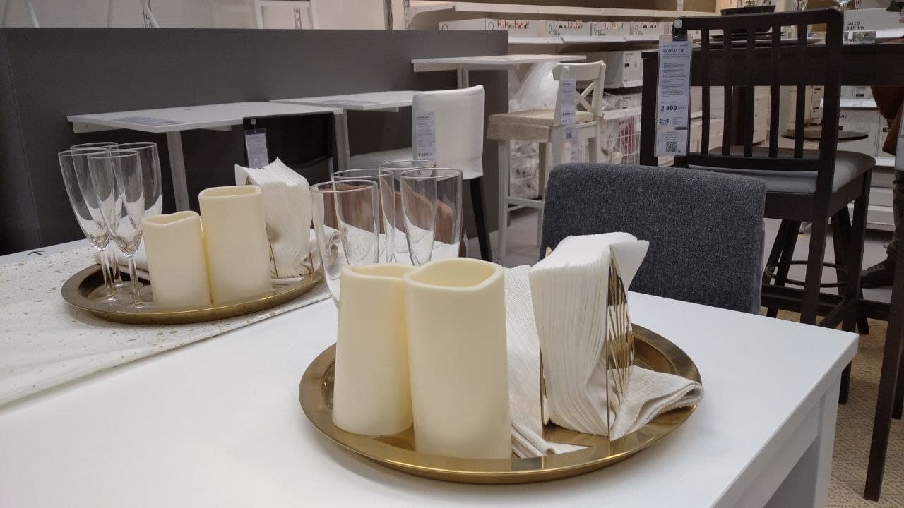 Столовые приборы и посуда.