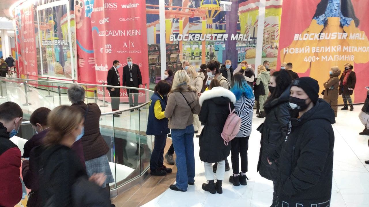 Перед входом.