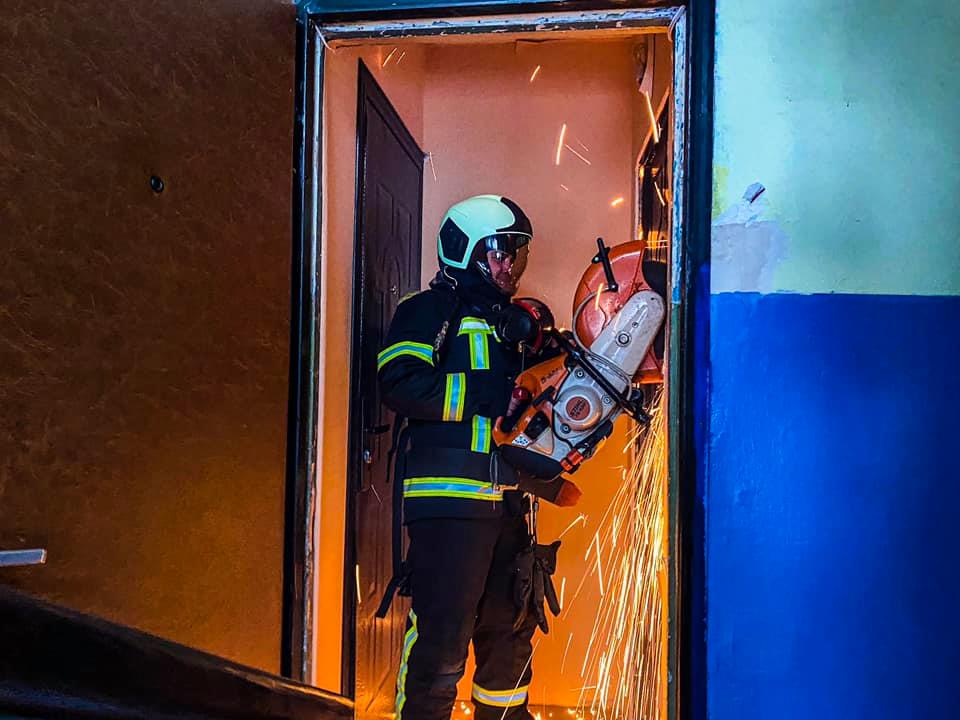 Дверь пришлось вскрывать. Фото: пресс-служба ГСЧС