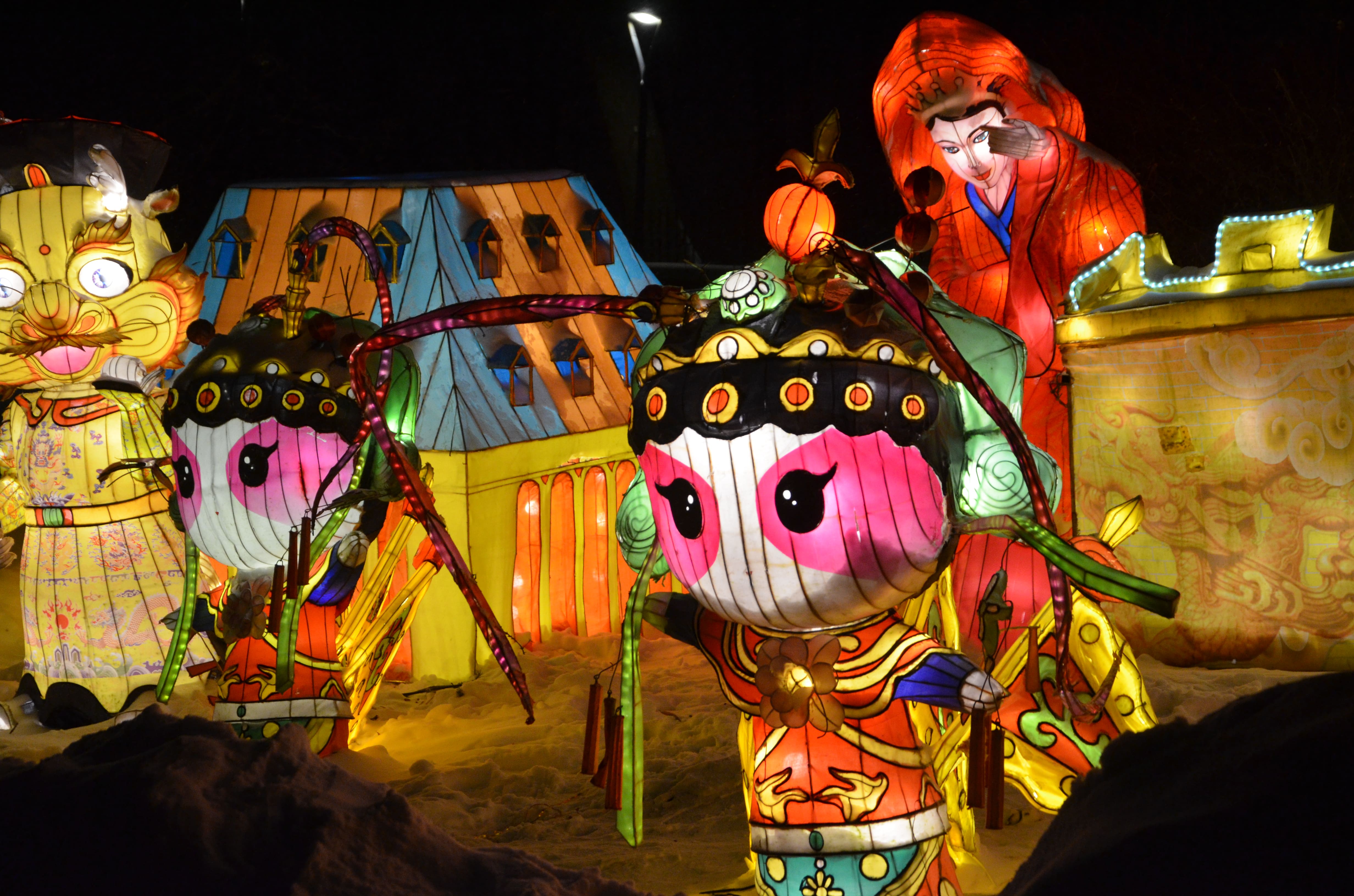 Пока большинство инсталляций выполнены в явно китайском стиле