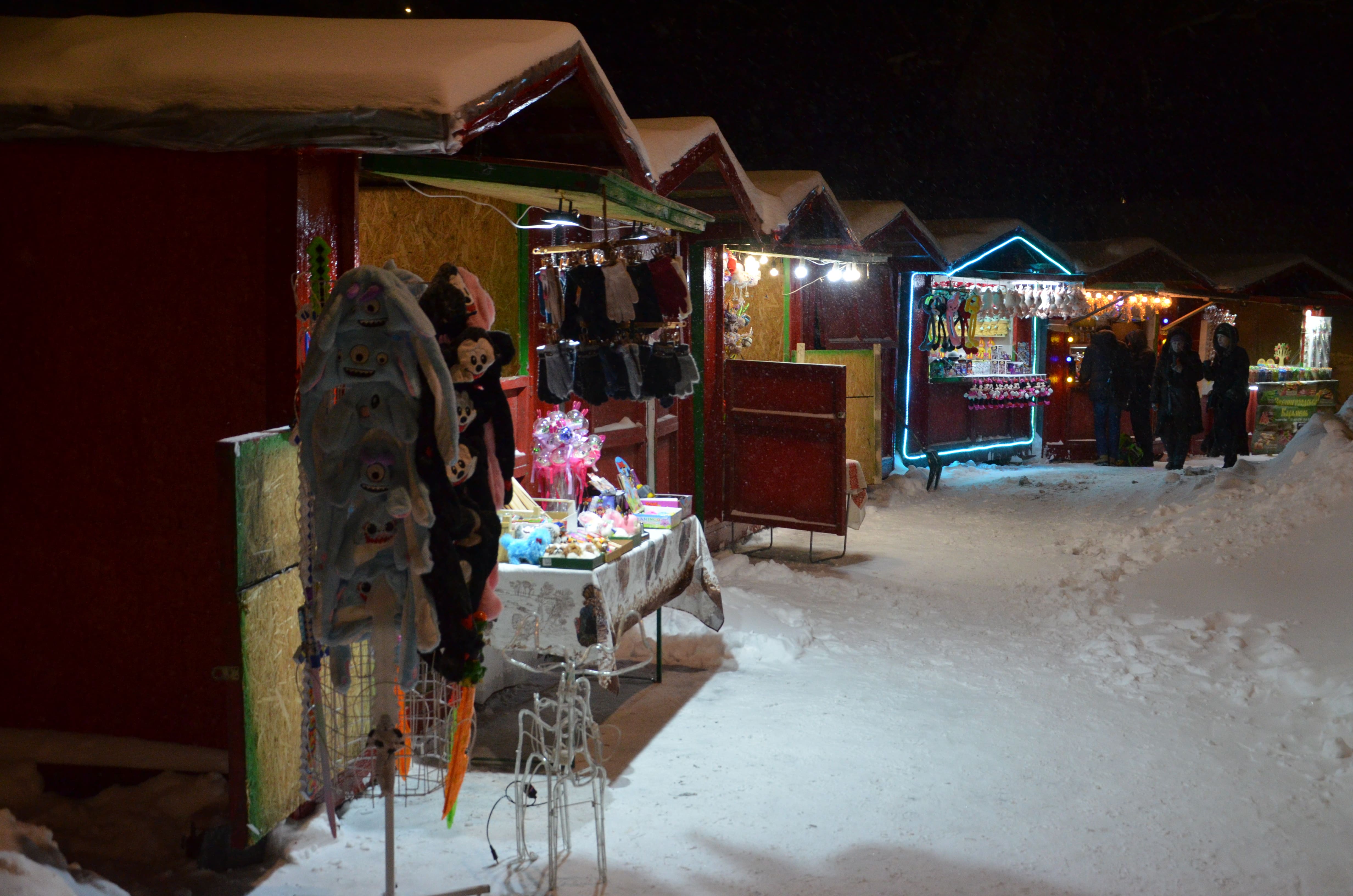 Кроме еды, есть еще и всяческие сувениры