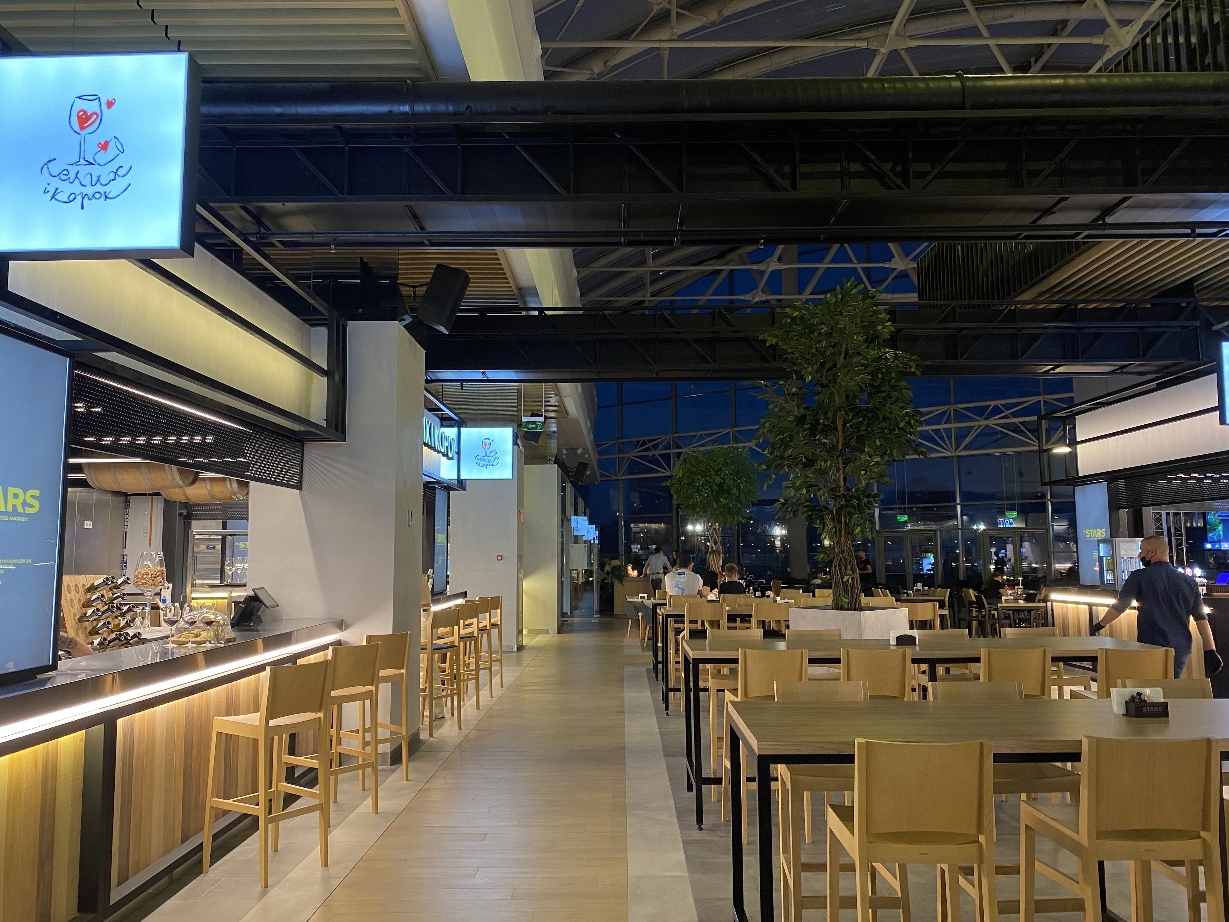 Экраны с брендированными логотипами заведений. Фото: retailers