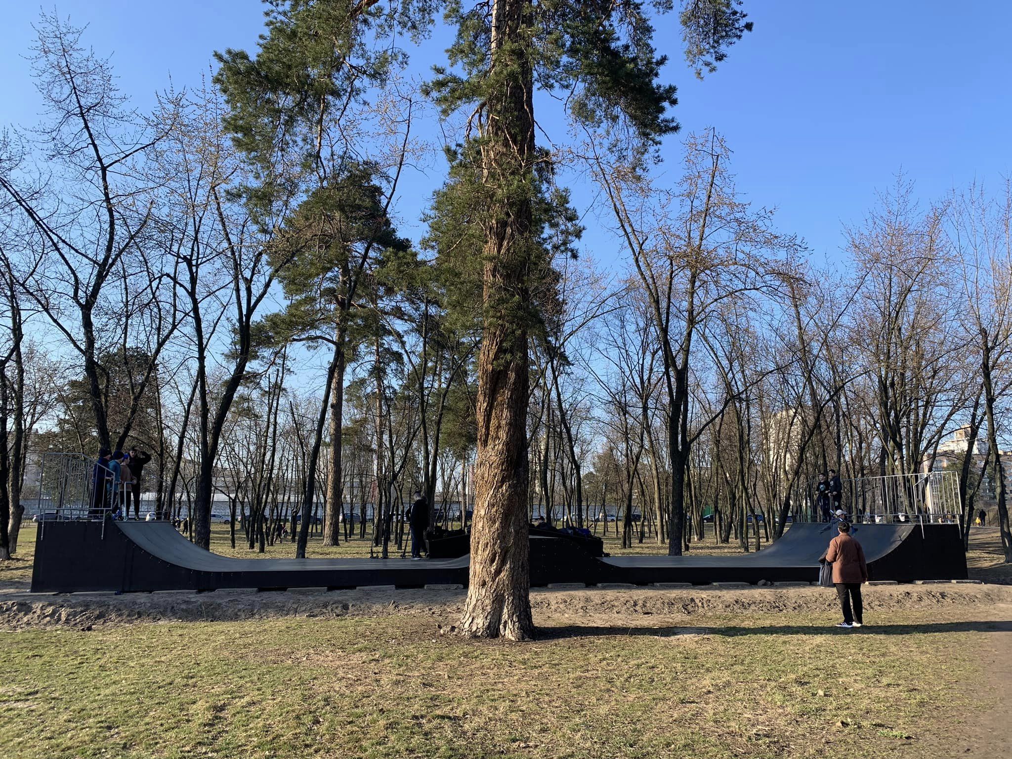 В Дарницьому районі Києва у парку партизанської слави встановили скейт-парк. || Фото: Дарницька РДА.