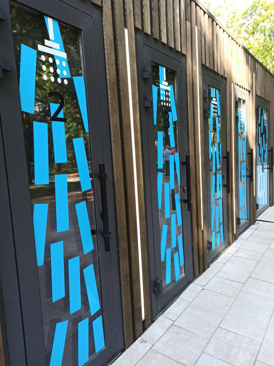 В Киеве в Урбан-парке на ВДНХ запустили платные душевые кабины.