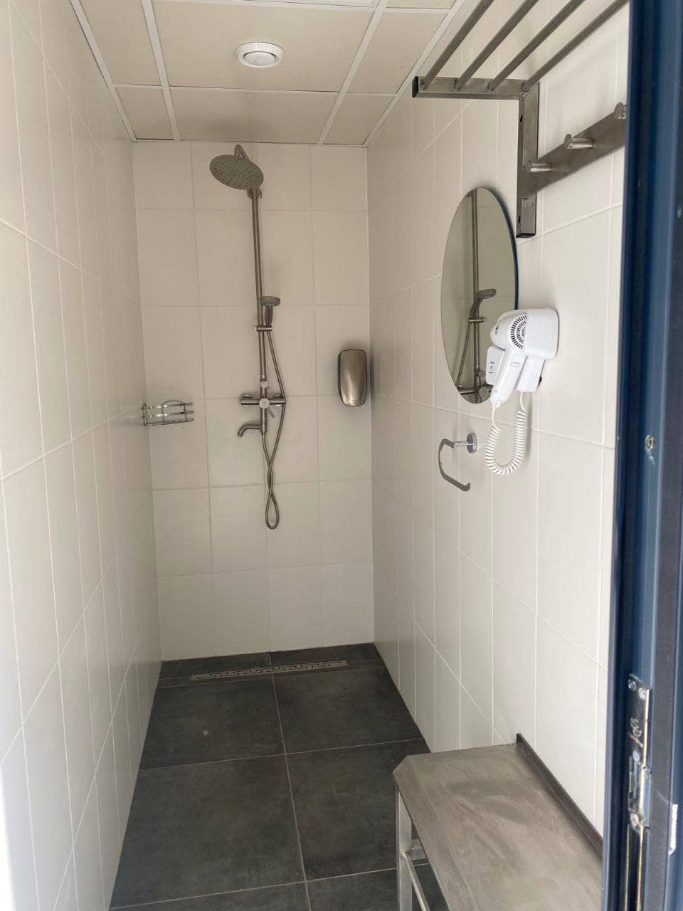 В Киеве в Урбан-парке на ВДНХ запустили платные душевые кабины.