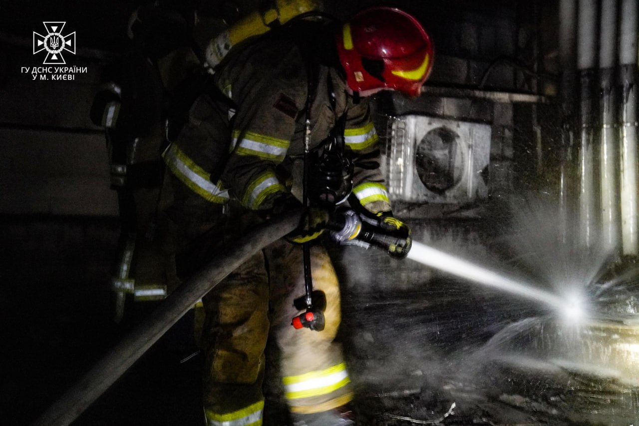 Подробности пожара в Киеве после атаки вражеских дронов.