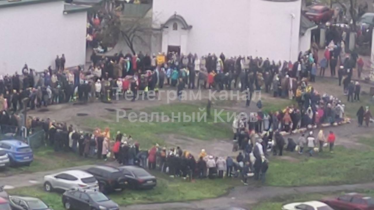 В Киеве возле церквей образовались огромные очереди верующих.