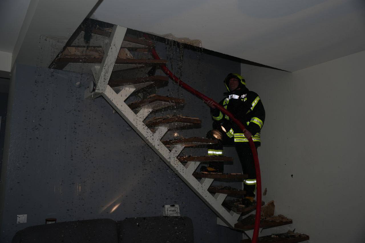 Спасатели показали последствия ночной атаки на Киев.