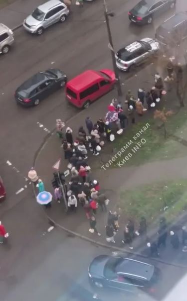 В Киеве возле церквей образовались огромные очереди верующих.