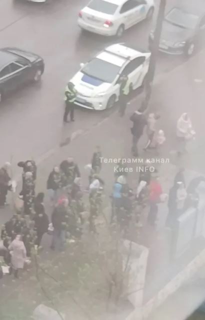 В Киеве возле церквей образовались огромные очереди верующих.