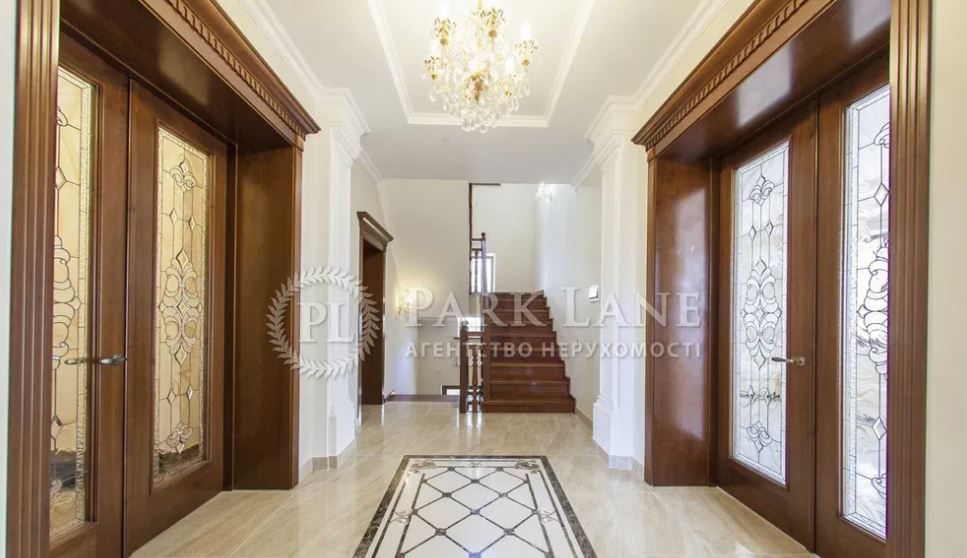 В Києві на Печерську продається будинок вартістю більше 1 мільйона доларів.