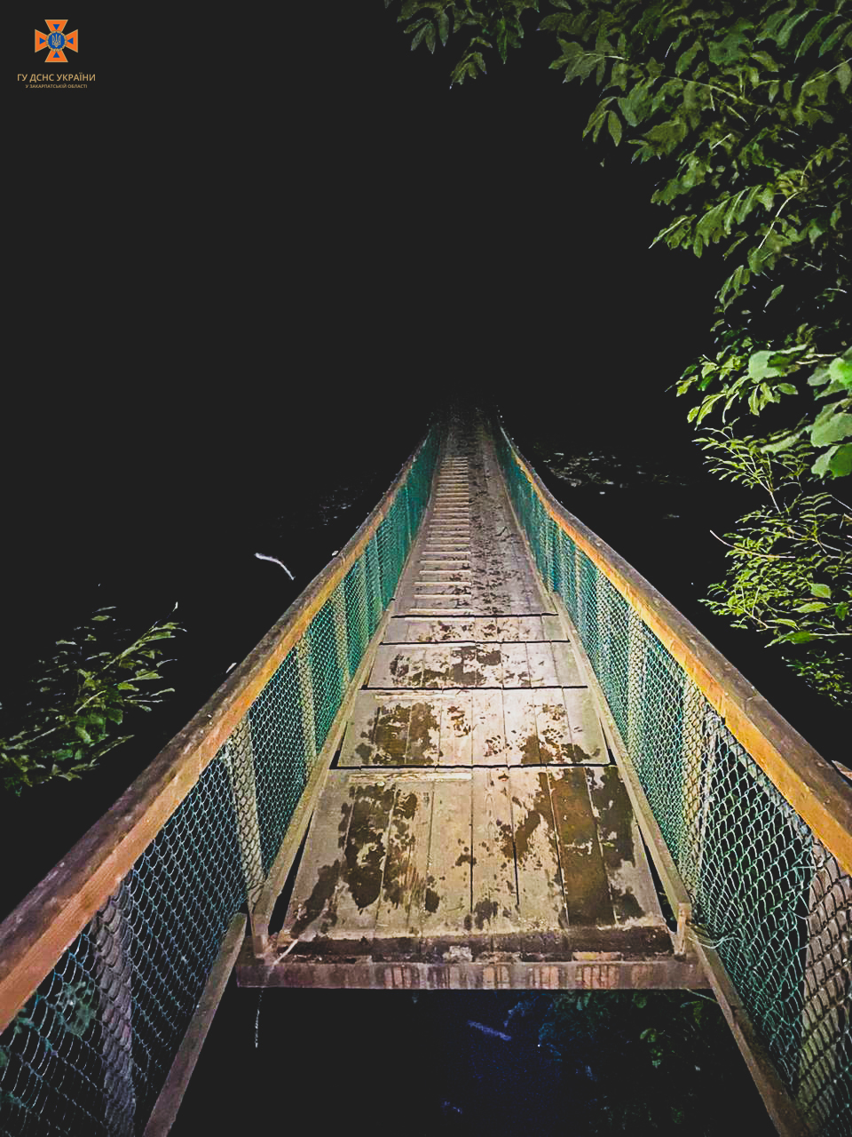 На Закарпатье под туристками из Киевщины обрушился мост, одна погибла.