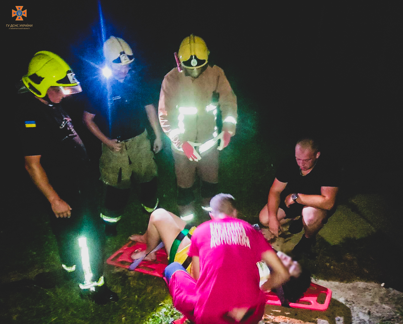 На Закарпатье под туристками из Киевщины обрушился мост, одна погибла.