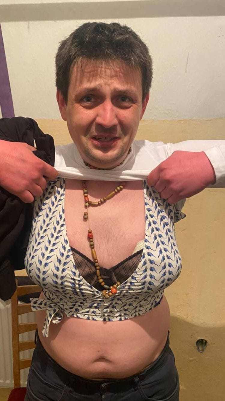 В бюстгальтере &ndash; вату: на границе задержали мужчину, который выдавал себя за женщину Фото: facebook.com/tuzyano