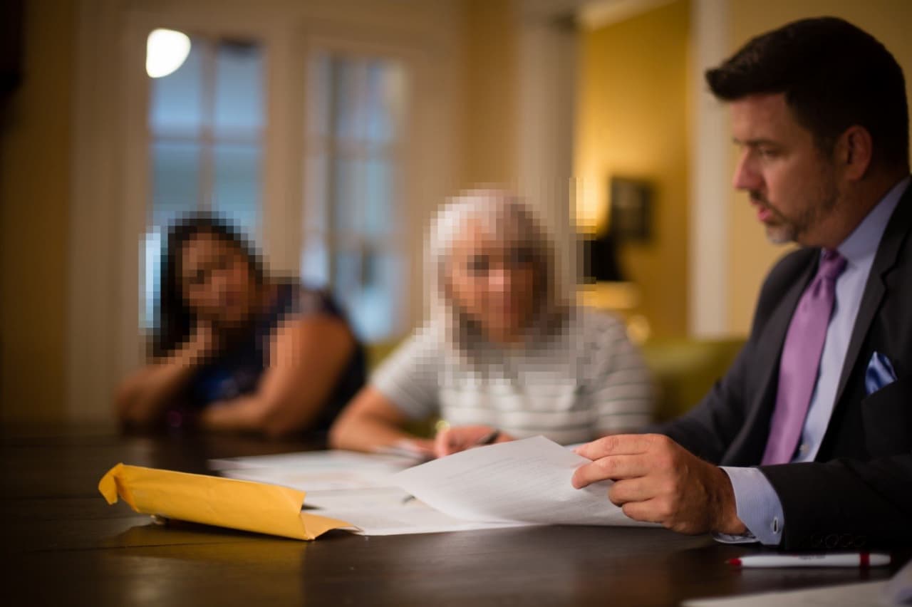 Аура Д. З Панами, за оформленням паперів передачі виграшу у вигляді 30 млн доларів США.