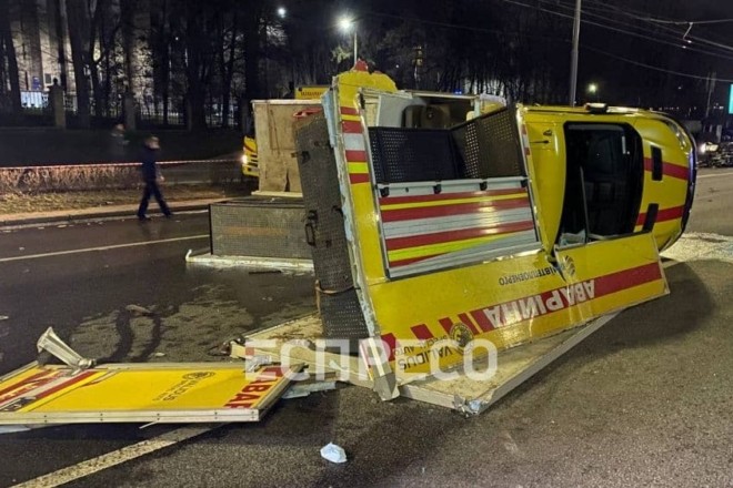 На Шулявке авто влетело в грузовик "Киевтеплоэнерго": есть пострадавшие фото 1