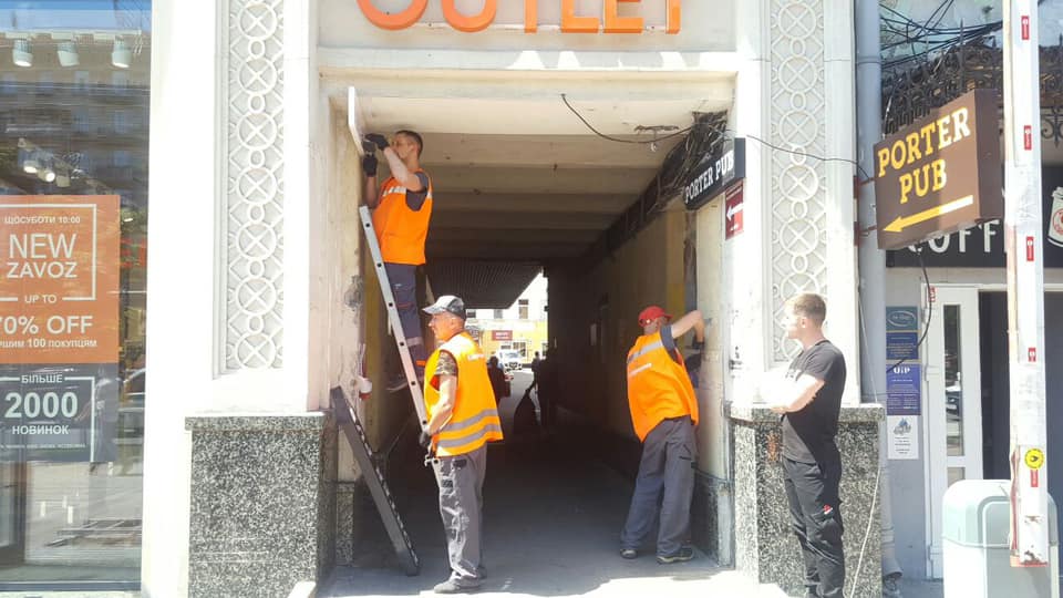 Было-стало: на Крещатике с дома сняли десятки рекламных вывесок фото 2 1