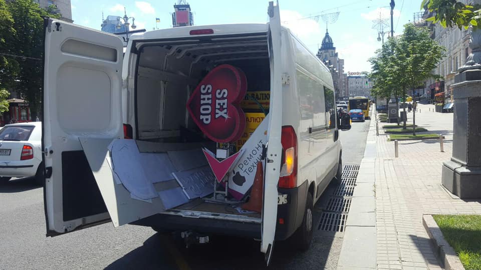 Было-стало: на Крещатике с дома сняли десятки рекламных вывесок фото 3 2