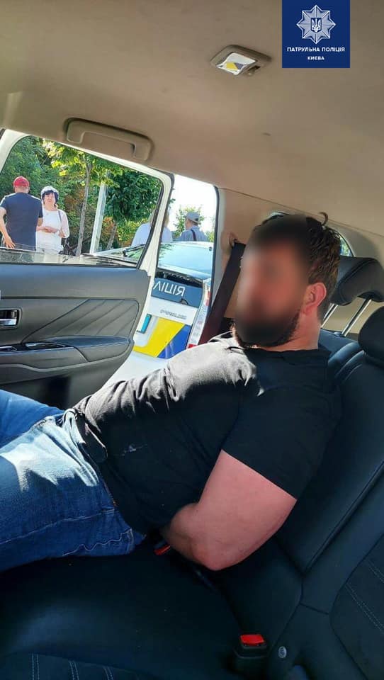 Мешали проехать: пьяный водитель в центре разнес клумбы и сбежал с места ДТП фото