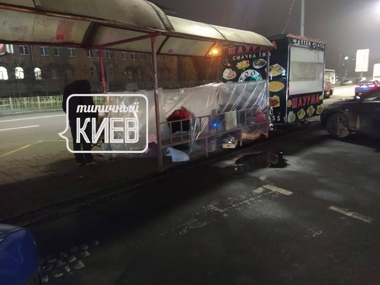 "Пятизвездочная" хижина: на Харьковском массиве бездомные поселились на остановке фото 1