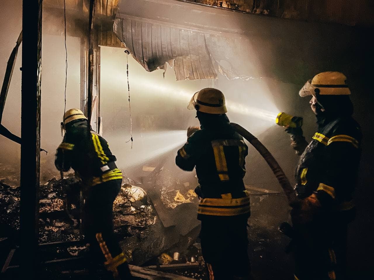 Павильоны сгорели дотла: на рынке "Иллис" ночью произошел пожар фото 2 1