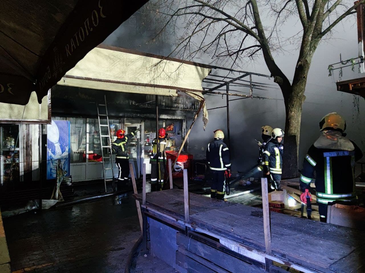 Павильоны сгорели дотла: на рынке "Иллис" ночью произошел пожар фото 1