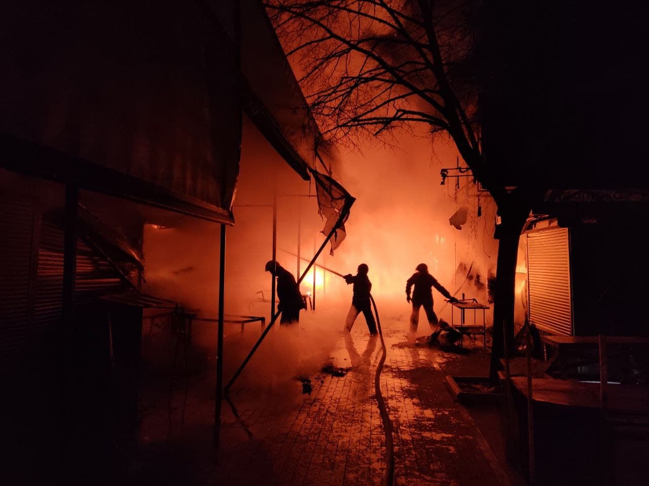 Павильоны сгорели дотла: на рынке "Иллис" ночью произошел пожар фото 3 2