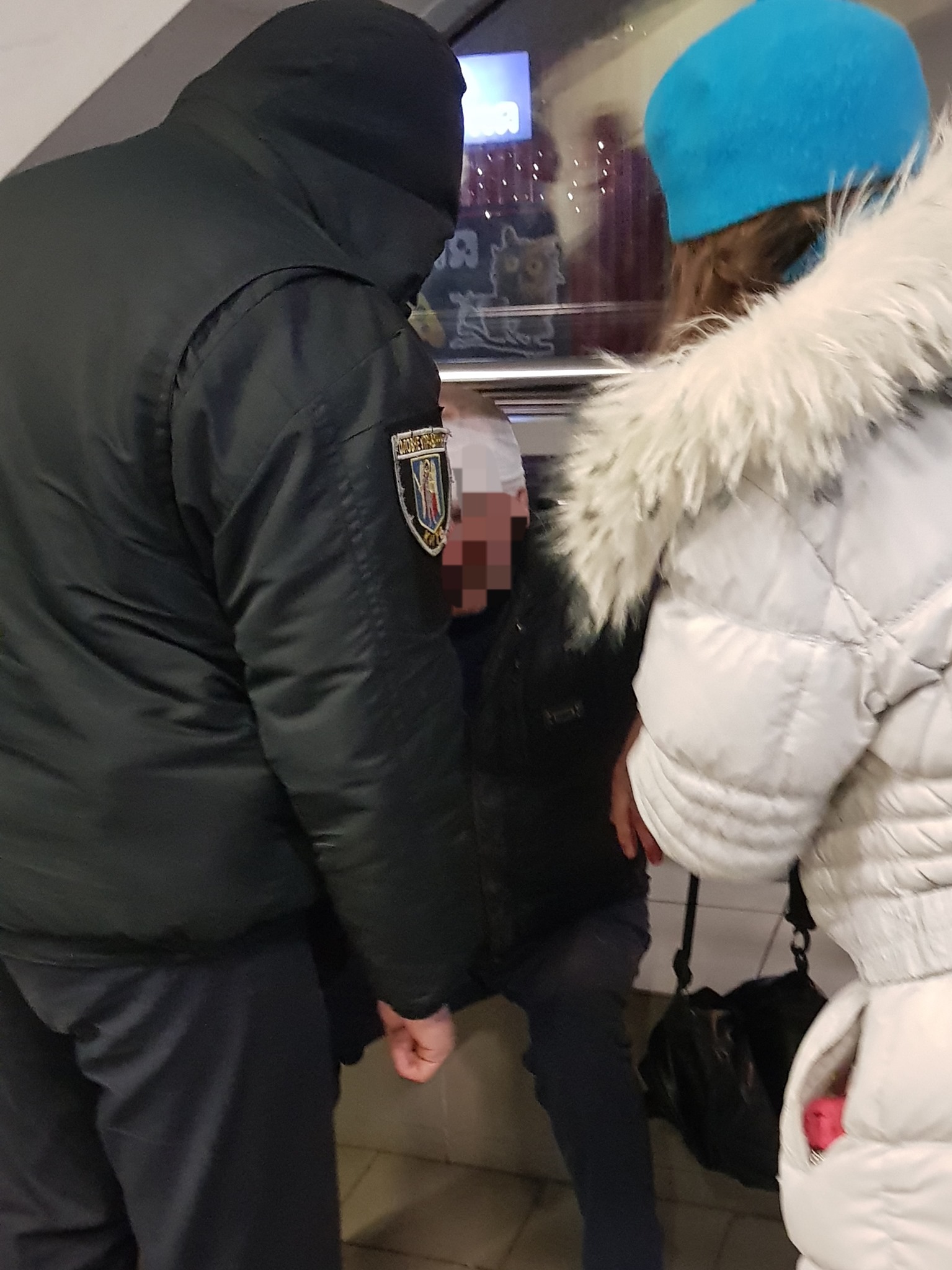 Спасли прохожие: сотрудники метро не смогли помочь истекающему кровью пассажиру фото 1