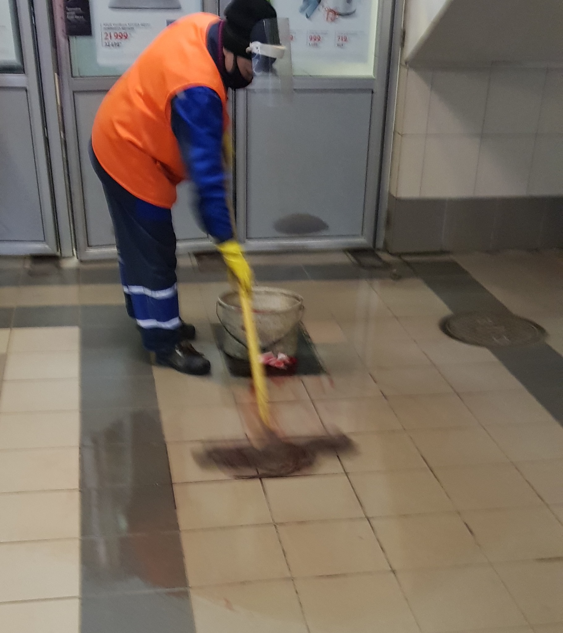 Спасли прохожие: сотрудники метро не смогли помочь истекающему кровью пассажиру фото 2 1